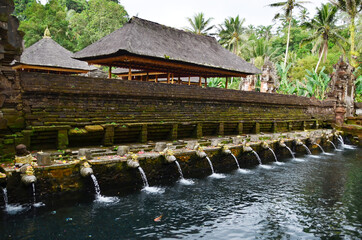 Fototapeta na wymiar Holy spring water in temple pura Tirtha Empul in Tampak, one of Bali's most important temples, Indonesia