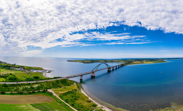 Die Fehmarnsundbr&uuml;cke verbindet die sch&ouml;ne Insel Fehmarn mit dem Festland mit einem sch&ouml;nen Wolkenhimmel