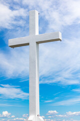 Croix blanche au sommet du Mont Saint-Clair de Sète, avec l’étang de Thau en arrière-plan (Occitanie, France)
