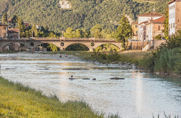 Fototapeta na wymiar Rzeka przeplywajaca przez male wloskie miasteczko Santa Sofia we wloszech