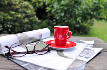 Kaffeetasse und Zeitschriften