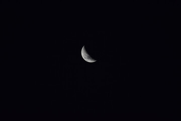 media luna con fondo negro del cielo