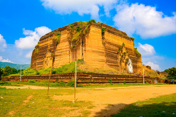 It's Mingun Pahtodawgyi site, is an incomplete monument stupa, begun by King Bodawpaya in 1790