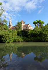 Fototapeta na wymiar Saint-Denys-Sainte-Foy church and Grand Morin river in Coulommiers village