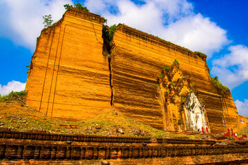 It's Mingun Pahtodawgyi site, is an incomplete monument stupa, begun by King Bodawpaya in 1790