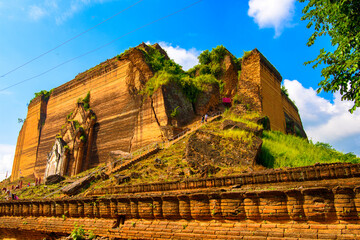 It's Mingun Pahtodawgyi site, is an incomplete monument stupa, begun by King Bodawpaya in 1790