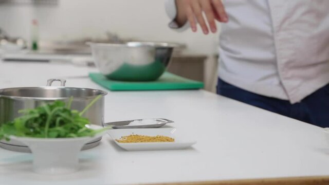 Cocinero trabajando, especias, comida, stock. 