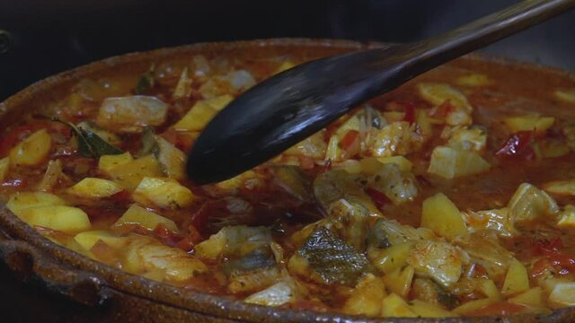 Bacalao con patatas, cocina tradicional, comida, restaurante. 