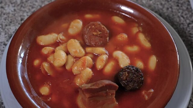 Plato de alubias con chorizo y morcilla. Cocina tradicional. 