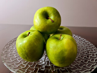 Green apples that, besides being beautiful, are very delicious, juicy and healthy, rich in vitamins and minerals.