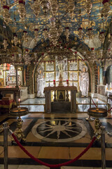 Obraz premium JERUSALEM ISRAEL, January 29, 2020: Golgotha, the place of Jesus' crucifixion within the Basilica of the Holy Sepulcher. Jerusalem.