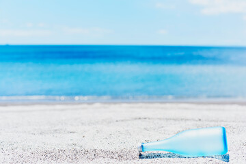 砂浜と空き瓶