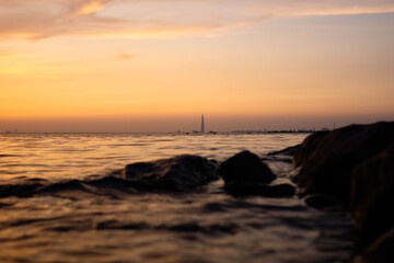 Fototapeta na wymiar sunset on the stone beach