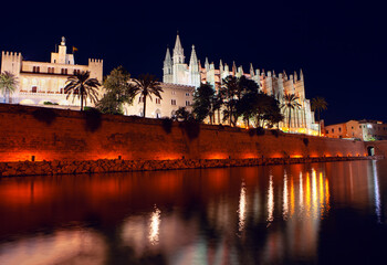 Fototapeta na wymiar Night view of Santa Maria de Mallorca Cathedral , place of Worship reflected in the water