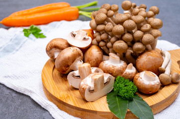 Obraz na płótnie Canvas Fresh ingredients for tasty vegetarian mushrooms soup, brown champignons, buna shimeji, carrots