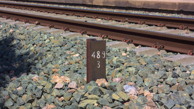 punto kilom&eacute;trico de una v&iacute;a de tren al paso por una estaci&oacute;n abandonada