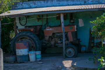 tractor viejo debajo de pequeña galeria