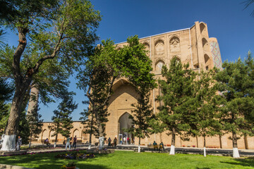 Fototapeta na wymiar SAMARKAND, UZBEKISTAN: APRIL 28, 2018: Portal of Bibi-Khanym Mosque in Samarkand, Uzbekistan