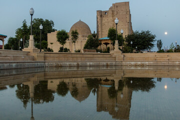 Fototapeta premium Evening view of a small pond and Dorut Tilavat complex with Kok Gumbaz mosque in Shahrisabz, Uzbekistan
