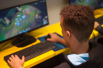 jogando league of legends © Jheovander