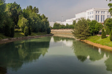 Fototapeta na wymiar Ankhor canal and the Senate building in the center of Tashkent, Uzbekistan