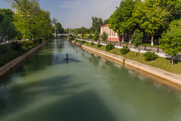 Fototapeta na wymiar Ankhor canal in the center of Tashkent, Uzbekistan