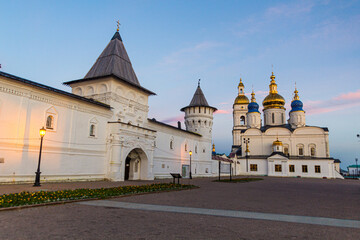 Obraz premium Gostiny Dvor (merchant yard) and St. Sophia-Assumption Cathedral at the Kremlin of Tobolsk, Russia
