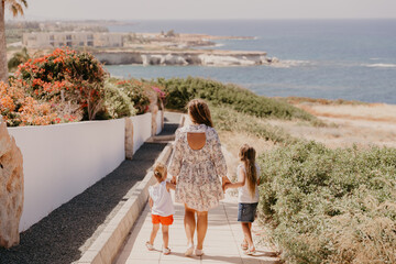 Familie gaat naar zee strand. Moeder en haar dochters op zomervakantie. rust op Cyprus. Hoge kwaliteit foto