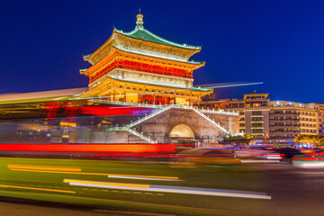 Fototapeta premium Wieczorny widok ruchu wokół dzwonnicy w Xi'an w Chinach