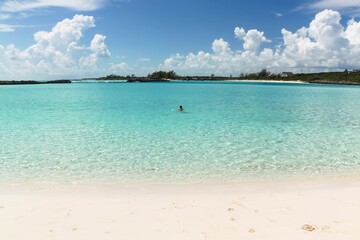 Fototapeta premium Beautiful blue ocean and white sand beach on clean blue sky background. Bahamas island. Beautiful nature backgrounds.