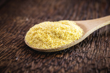 Cornmeal is fine flour made from ground corn. In its version of corn flour, it is widely used to make cakes, the cornmeal cake being a typical food of June festivals in Brazil