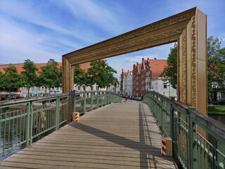 Fototapeta na wymiar Hansestadt Lübeck, Dankwartsbrücke mit goldenem Bilderrahmen in Blickrichtung Altstadt Dankwartsgrube.
