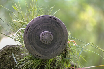 Mähkopf von der Motorsense ist mit Gras verstopft © TwilightArtPictures