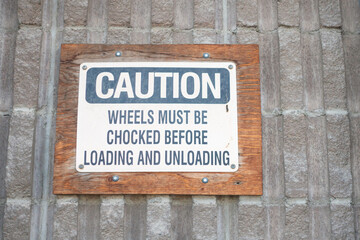 Obraz premium Sign at loading dock to ensure trucks are loaded safely