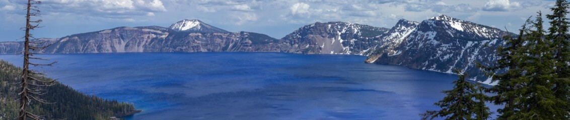 Fototapeta premium Crater Lake National Park in early spring