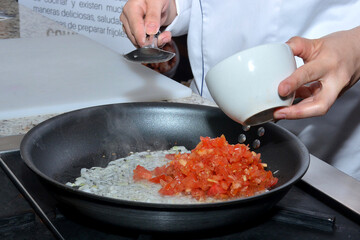 cocinando Guiso cebolla y Tomate