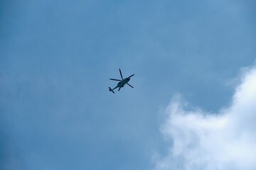 上空を飛行するヘリコプター