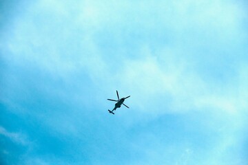 上空を飛行するヘリコプター