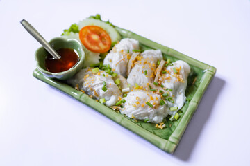 Thai steamed rice-skin dumplings, side view.