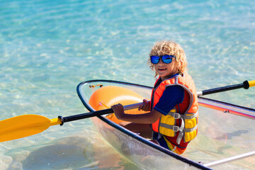 Obraz premium Kids kayaking in ocean. Family in kayak in tropical sea