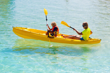 Fototapeta premium Kids kayaking in ocean. Family in kayak in tropical sea