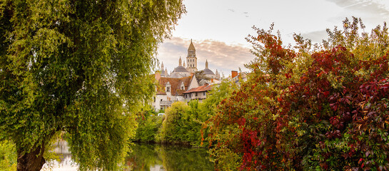 Naklejka premium Isle river and town of Perigueux, France.
