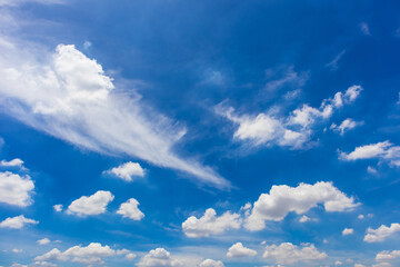 Obraz premium Blue sky and clouds on day to be design wallpaper or background