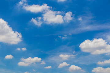 Obraz premium Blue sky and clouds on day to be design wallpaper or background