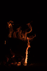 Fototapeta na wymiar 暗闇の夜に燃える炎の形