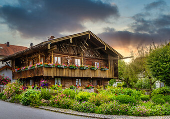Altes hölzernes Bauernhaus in Bernried am Starnberger See, Bayern, Deutscland