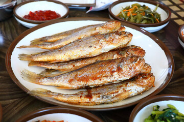 한국의 맛있는 굴비 반찬이다.