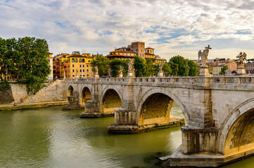 Obraz premium To Most Aniołów w historycznym centrum Rzymu we Włoszech. Rzym to stolica Włoch i popularne miejsce turystyczne