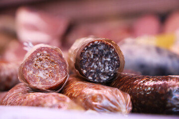 Wursttheke in einer Metzgerei