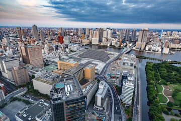 Fototapeta premium 東京の水辺に建つビル群と夕焼けの空